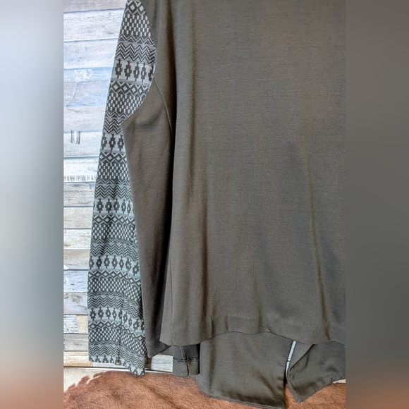 Violet B. Cascading Waterfall Effect W/Aztec Sleeves Short Cardigan - Picture 15 of 16